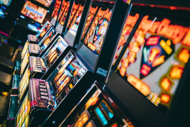 Antarmuka aplikasi gatekeeper menampilkan live dealer tables dan menu navigasi