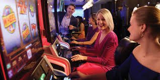 Antarmuka kategori permainan di gatekeeper dengan meja live dealer yang disorot